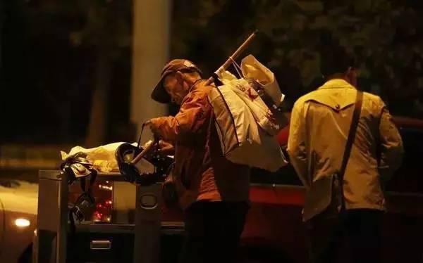 含著淚看完的！一位拾荒老人，溫暖了整個人間