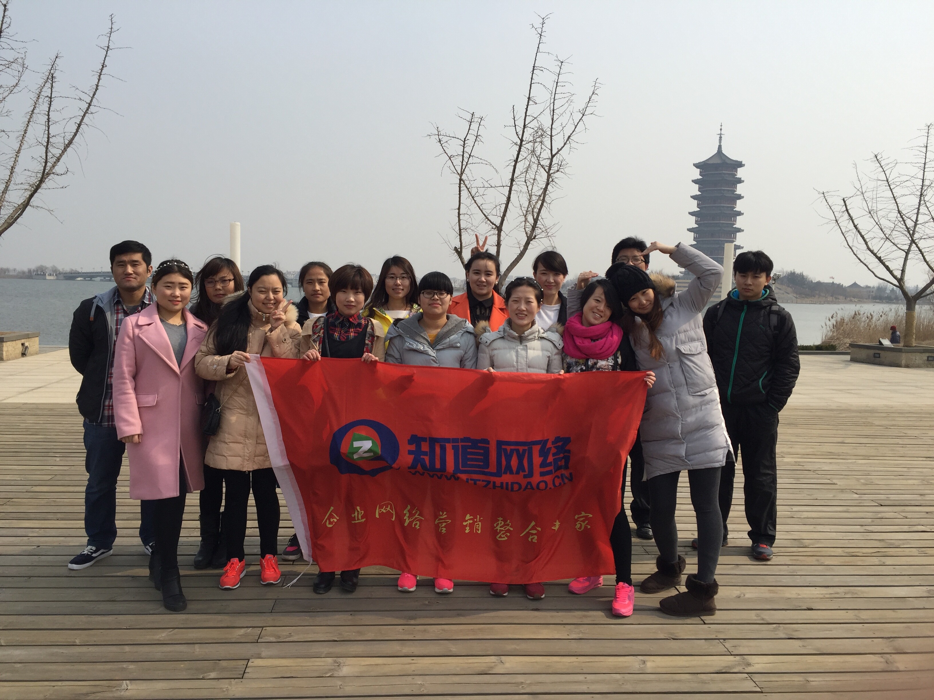 陽(yáng)春三月，草長(zhǎng)鶯飛，我們一起去摘草莓吧！